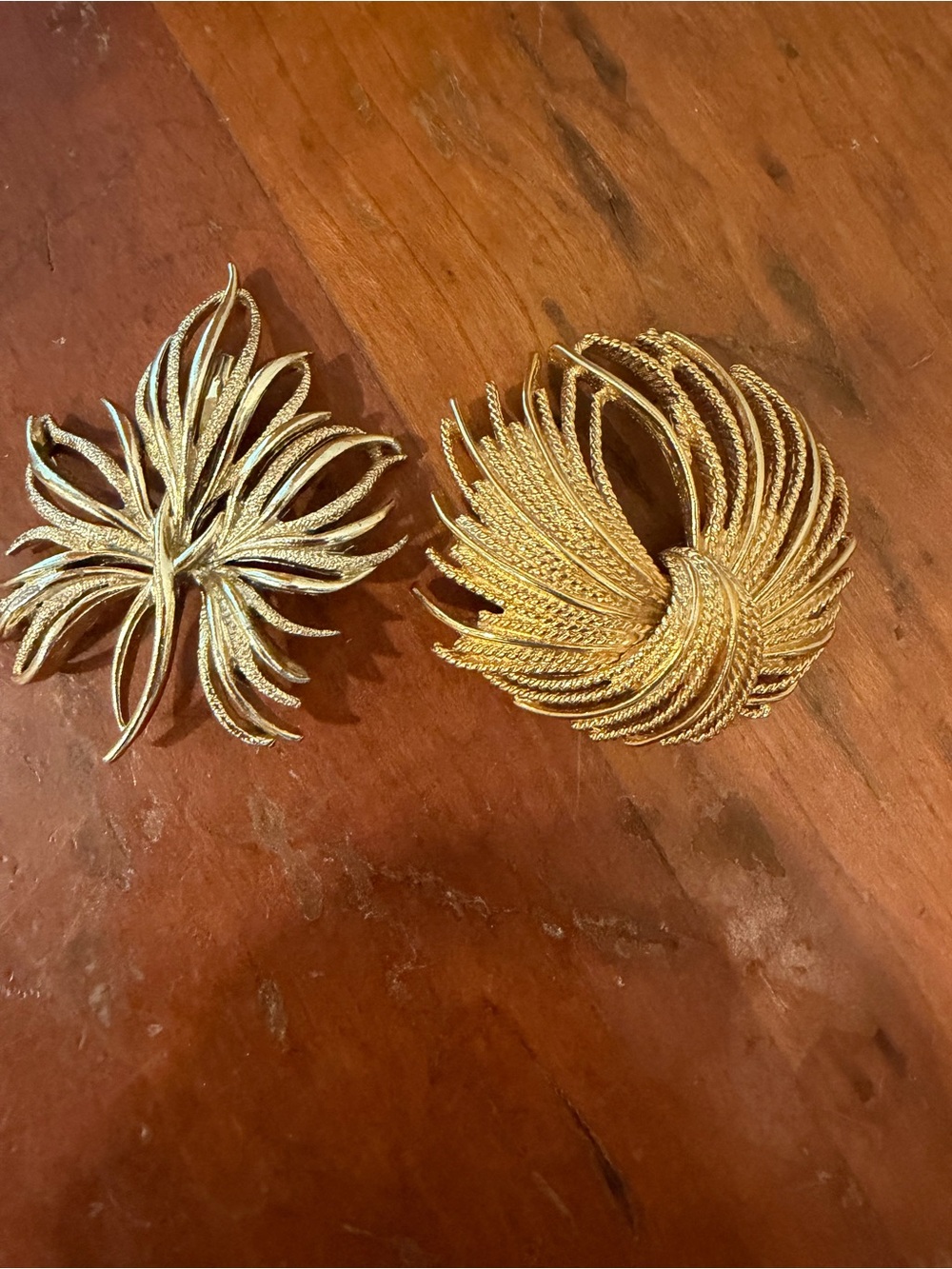 Lot of 2 Vintage Gold Tone Brooches: Signed MONET Leaf & Unsigned Swirl Wreath